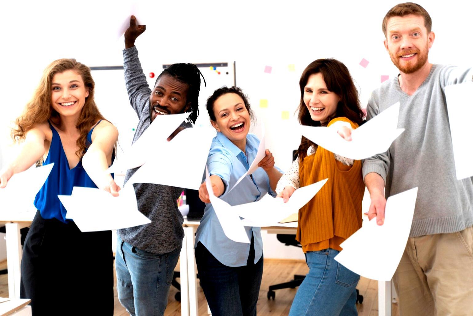 Personne travaillant sur la planification budgétaire avec documents financiers